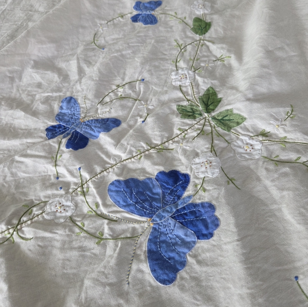 Cottagecore Vintage Hand Embroidered Applique Butterfly Oval Tablecloth - Picture 7 of 17